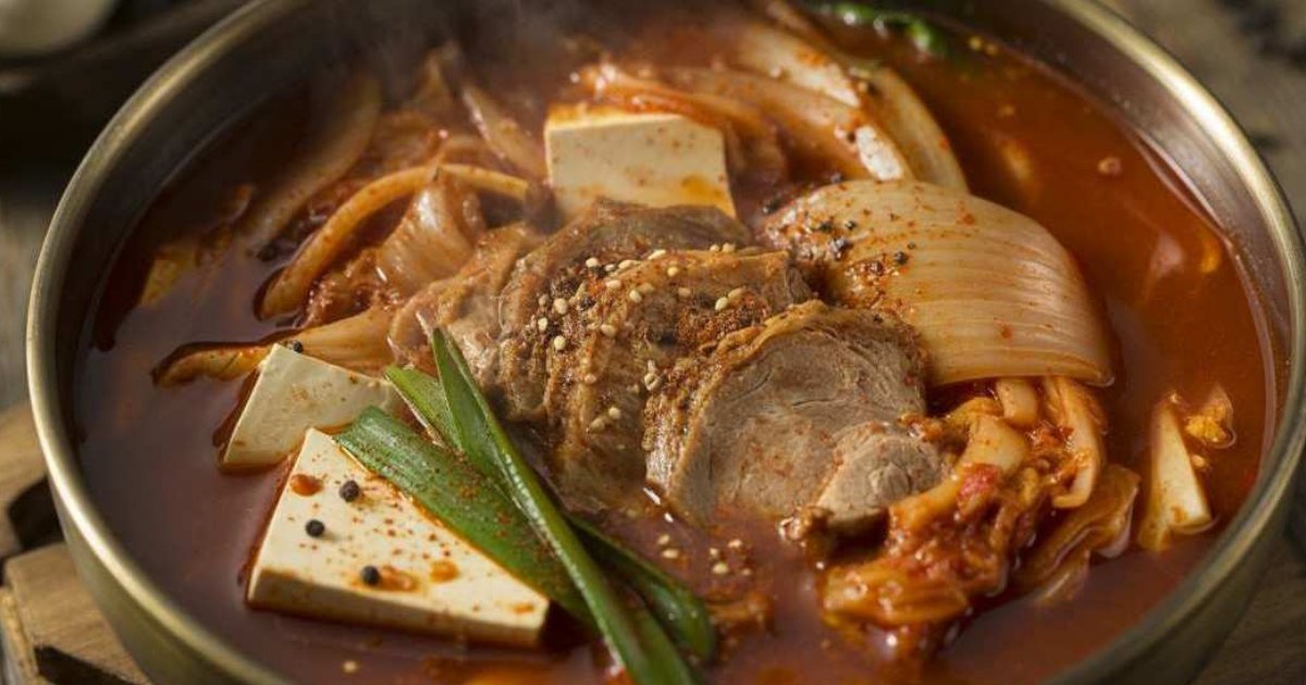 Soupe coréenne : une marmite de kimchi jjigae avec du porc, du tofu et de l’oignon vert