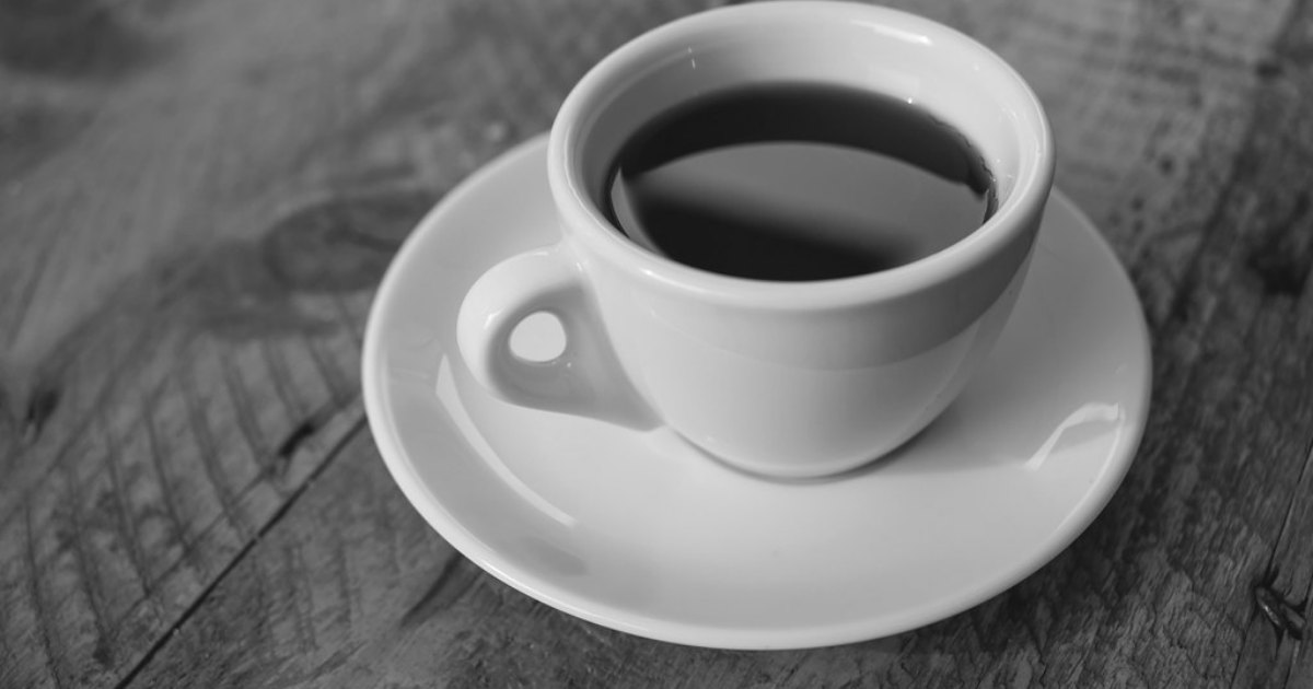 Salz im Kaffee: eine Tasse schwarzer Kaffee auf der Untertasse