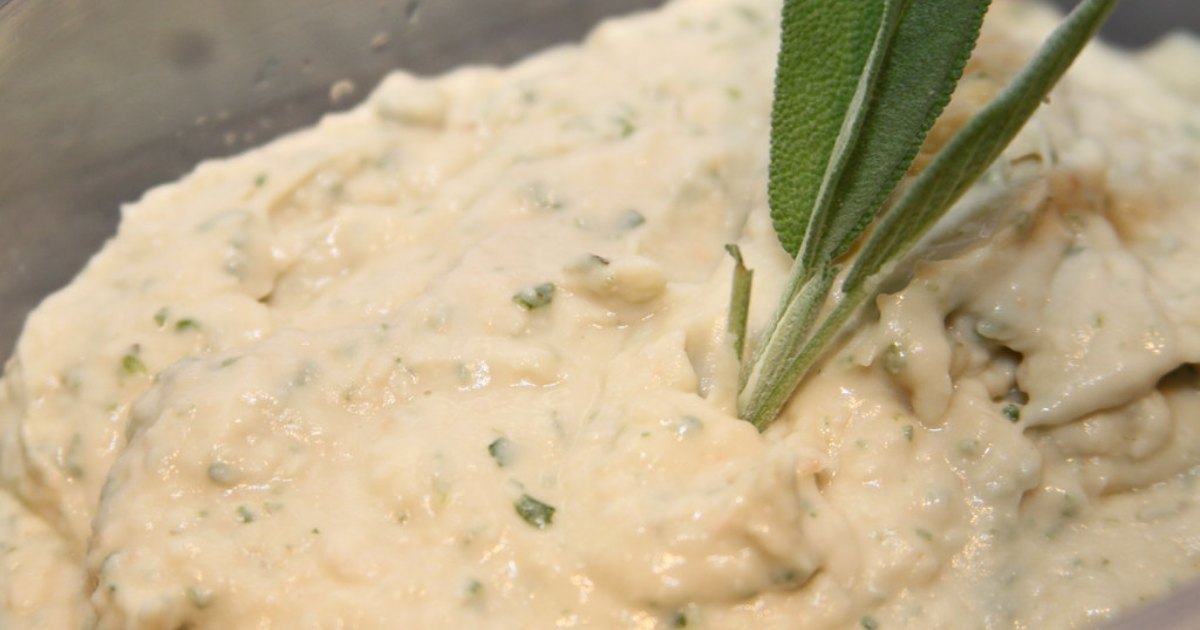 Soft foods for elderly: creamy white bean mash with herbs